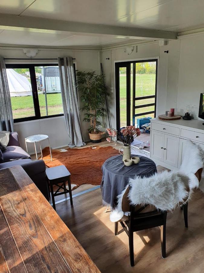 Houten huisje tussen paarden Nieuwerkerken Buitenkant foto