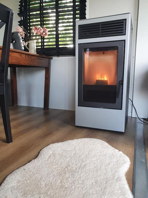 Houten huisje tussen paarden Nieuwerkerken Buitenkant foto