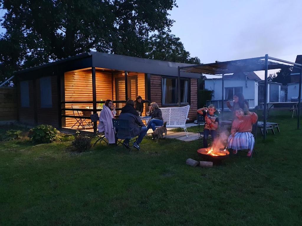 Houten huisje tussen paarden Nieuwerkerken Buitenkant foto