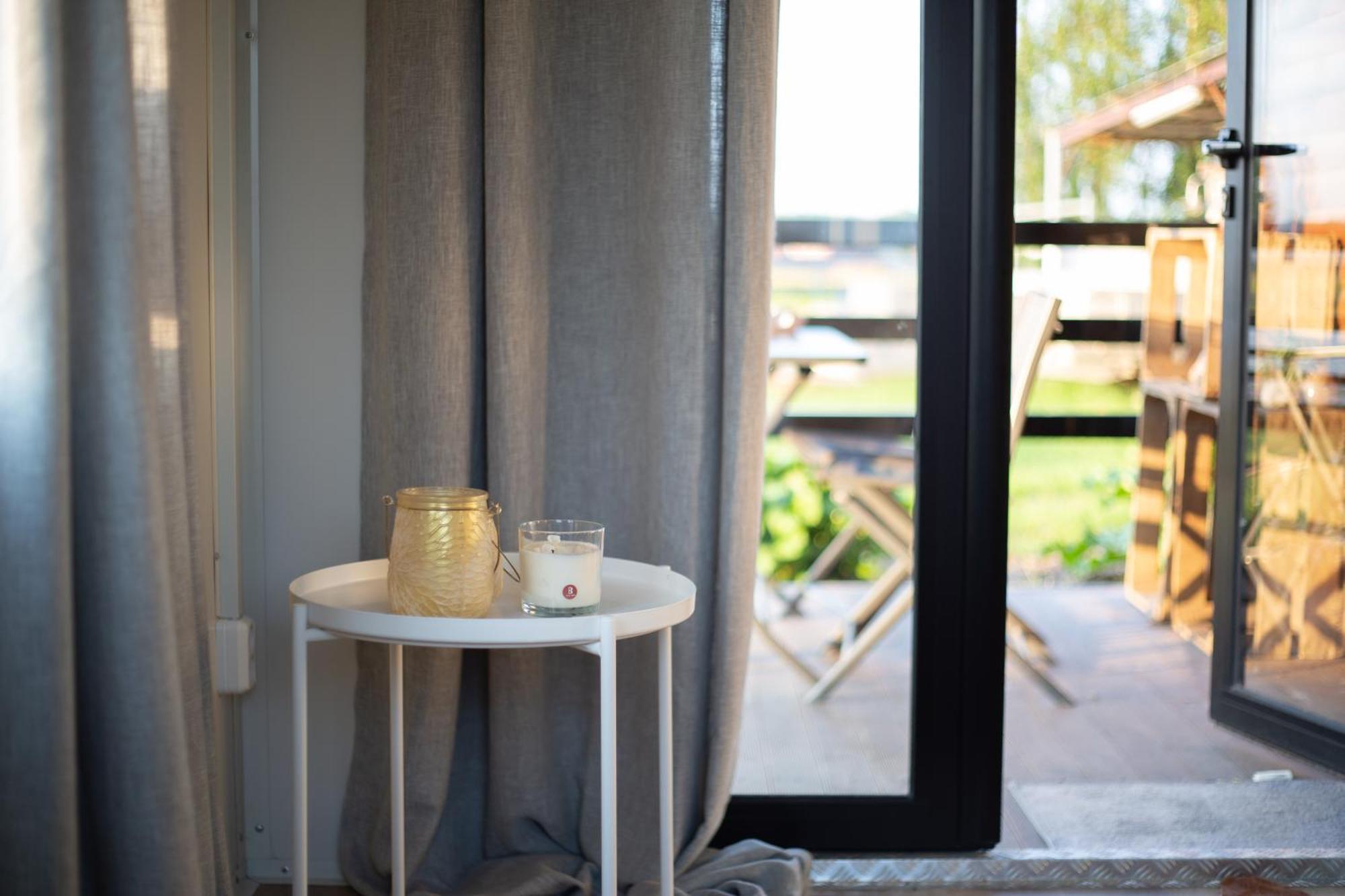 Houten huisje tussen paarden Nieuwerkerken Buitenkant foto
